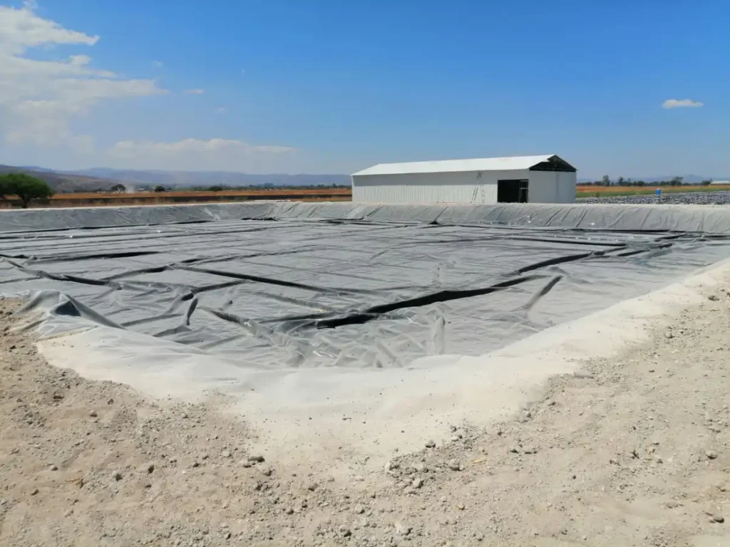 Estanque agrícola con cubierta flotante de geomembrana PEAD
